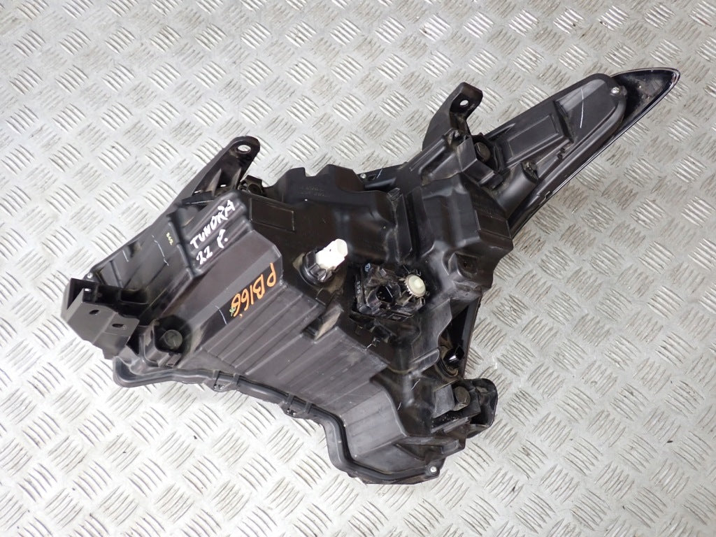 Reflektor przedni prawa strona do Toyoty Tundra Sequoia 2022 Autolandparts, nowoczesny i wytrzymały.
