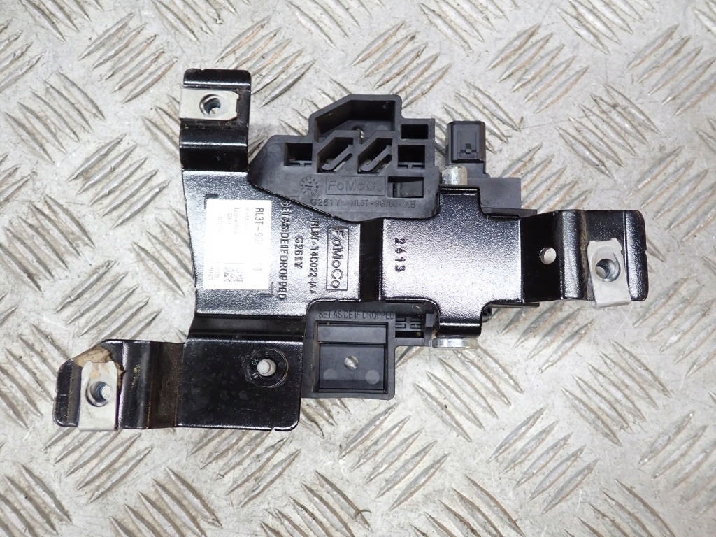 Radar przedni Distronic czujnik ACC do Ford F150 3.5 Hybrid Powerboost 2025, widoczny na zdjęciu.