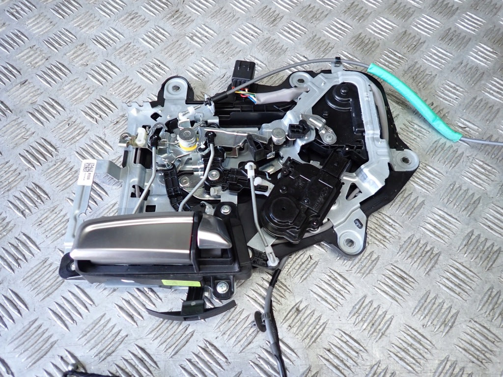 Mechanizm zamka drzwi prawego tylnego Kia Carnival LX 3.5 GDI 2020 Autolandparts, widok na element zamka i mechanizm.