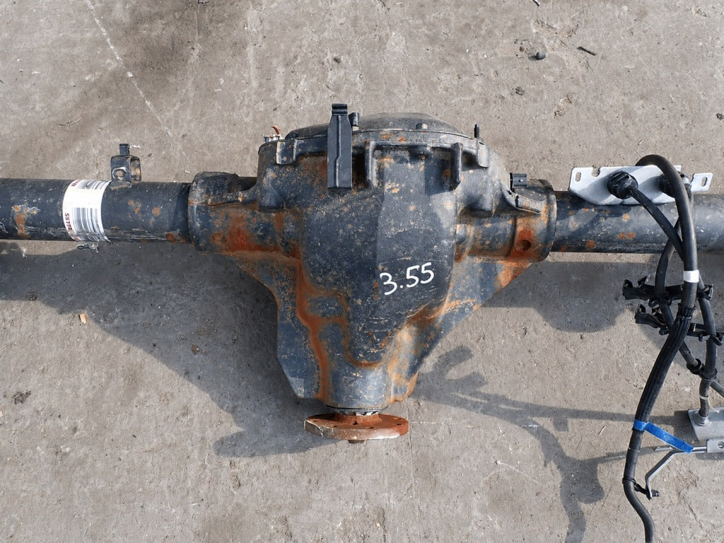 Zestaw tylnych kół i piast do Ford F150 XLT 2024, podniesienie, części Autolandparts, widok z boku na elementy naprawcze