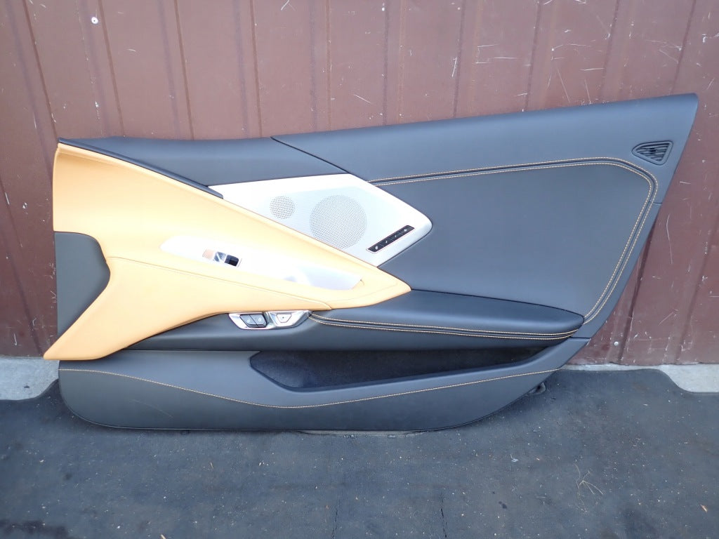 Prawa drzwi boczne do Chevrolet Corvette C8 Cabrio 2020- marki Autolandparts, widoczne na zdjęciu.