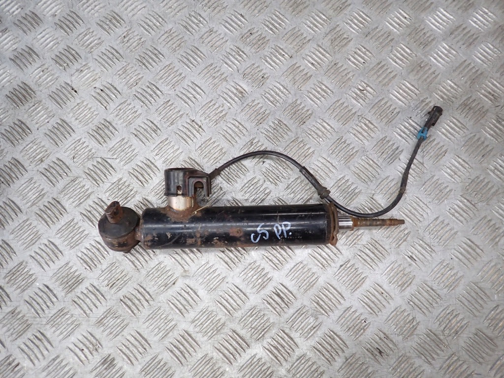 Magnetyczny amortyzator prawy przedni do Chevrolet Corvette C5, część samochodowa marki Autolandparts, na tle silnika.
