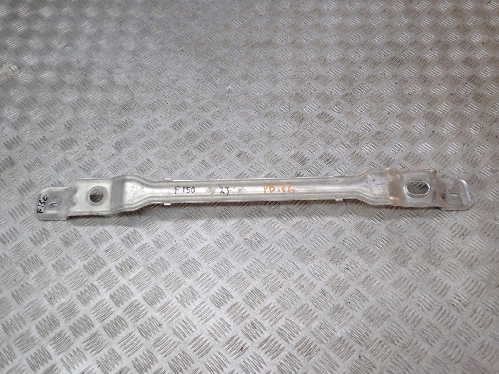 Wzmocnienie mocowania chłodnicy Ford F150 2021– Autolandparts, widoczna belka i elementy mocujące w samochodzie.