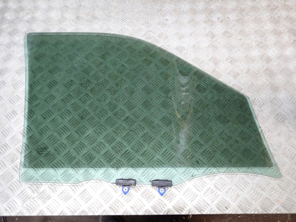 Lewa szyba drzwi przednich do Toyota Tundra Sequoia 3.4 4x4 2022- z marki Autolandparts, widoczna z zewnątrz samochodu.