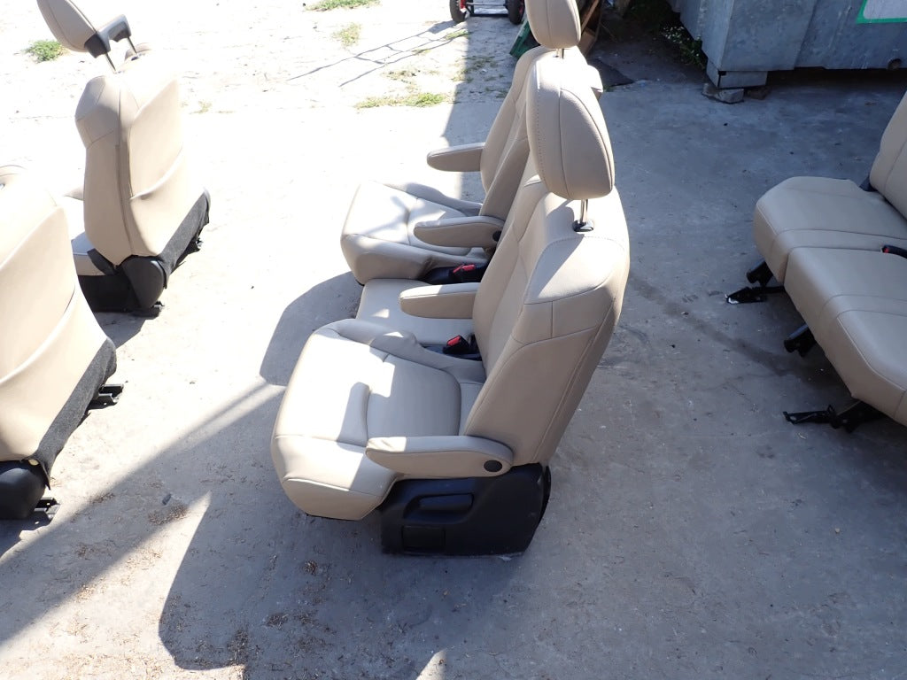 Tapicerka Kpl. Skórzana Fotele Kanapa 7 osób Toyota Sienna XL40 2021