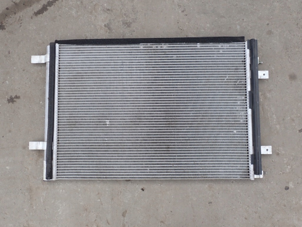 Chłodnica klimatyzacji skraplacz Ford F350 F250 6.2 4x4 2017- Autolandparts, widoczny element układu klimatyzacji samochodu