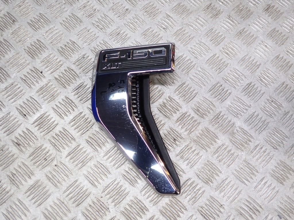 Emblemat Znaczek Lewy Błotnika XLT Chrom Ford F150 3.5 Hybrid 2021-