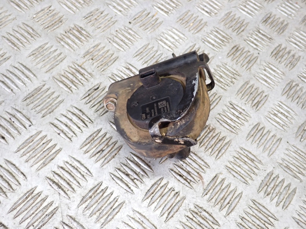 Pompa wody do Chevrolet Tahoe i Suburban L84 5.3 i 6.2, autolandparts, widok na część silnika z pompą.