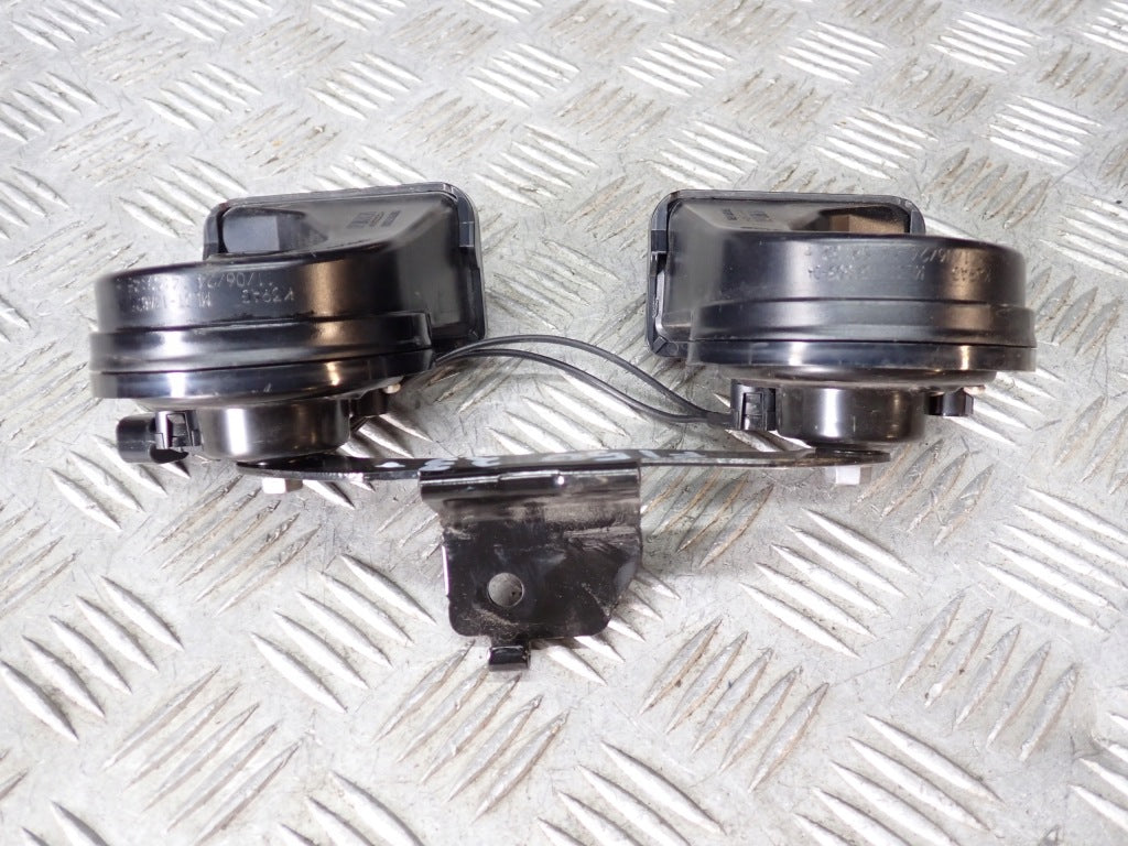 Klakson sygnał dźwiękowy do Ford F150 3.5 Hybrid XLT 2021, Autolandparts, widok na metalowy klakson i jego elementy