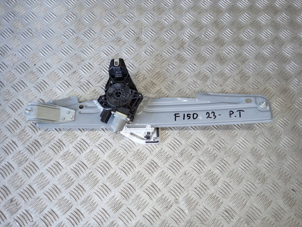 Podnośnik szyby drzwi tylnych prawy Ford F150 2024 XLT Crew Cab, część zamienna Autolandparts, widok na mechanizm.