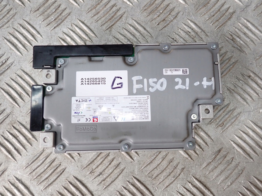 Moduł sterownik SYNC4 nawigacji Ford F150 3.5 Ecoboost 2021- widoczny na zdjęciu, czarny, z podłączonymi złączami.