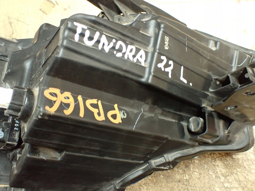 Reflektor przedni lewy do Toyota Tundra Sequoia 2022, lampa przednia marki Autolandparts, widoczny na zdjęciu.