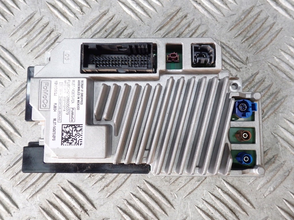 Moduł sterownika SYNC4 nawigacji Ford F150 2021- z silnikiem 3.5 Ecoboost, widok na elektryczne podzespoły