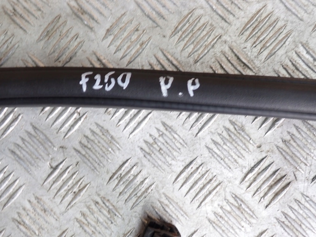 Uszczelka karoserii do Ford F350 F250 6.2 4x4 2021, oryginalny element Autolandparts, widoczna wzdłuż krawędzi pojazdu