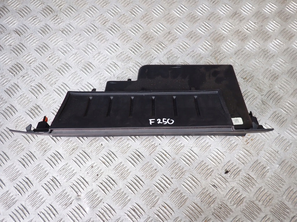 Schowek deski pasażera do Ford F250/F350 Super Duty 2021, część autolandparts, widoczny w samochodzie.