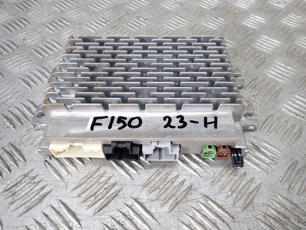 Moduł sterownika asystenta kamery do Ford F150 XLT 2025, Autolandparts, widok z przodu urządzenia.