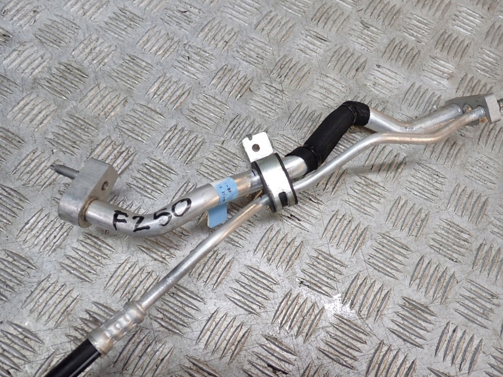 Przewód klimatyzacji Ford F250 F350 Super Duty 2021, rura od Autolandparts, widoczny na zdjęciu.