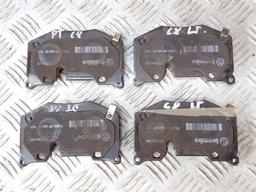 Zestaw klocków hamulcowych tylnych do Chevrolet Corvette C8 od Autolandparts, widok na komponenty hamulcowe.