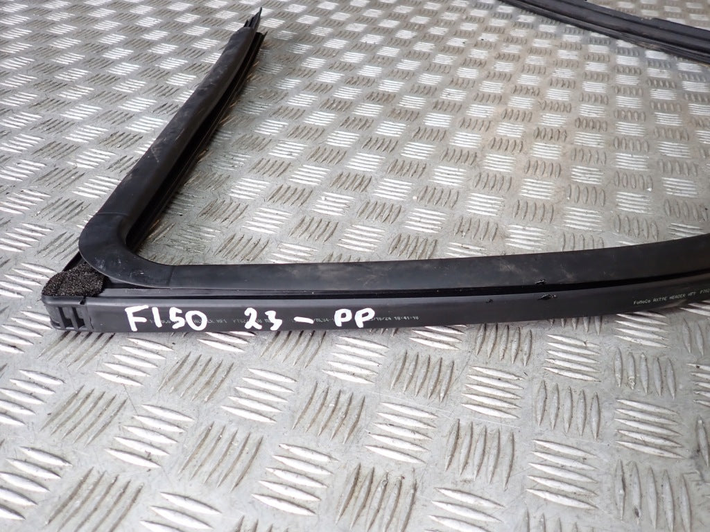 Uszczelka szyby drzwi tylna i przednia do Ford F150 2021- marki Autolandparts, widok z góry na uszczelkę.