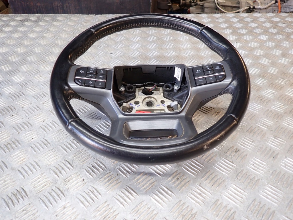 Skórzana kierownica wielofunkcyjna do Ford F150 2021- 3.5 Hybrid XLT, czarna z przyciskami sterowania.