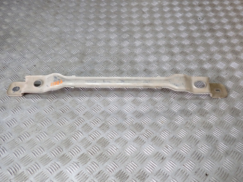 Wzmocnienie mocowania chłodnicy Ford F150 2021- Autolandparts, widoczny element mocujący w samochodzie pick-up