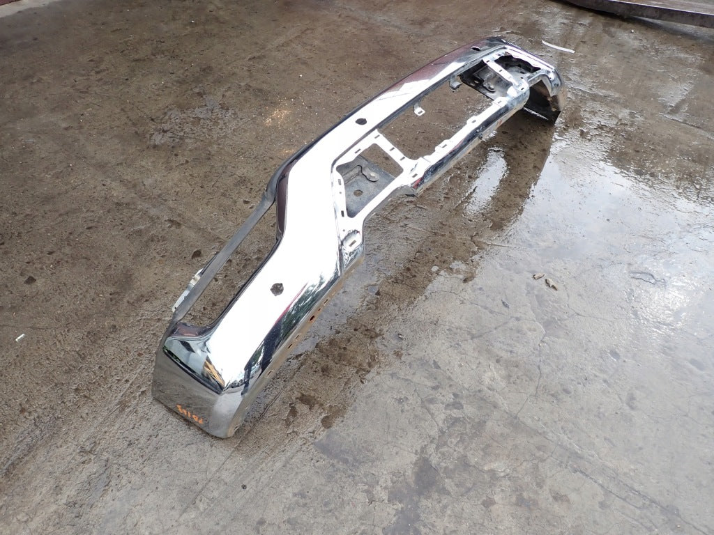 Zderzak przedni goły chromowany do Ford F150 XLT 2021, pasuje do modelu 3.5 Ecoboost, widok z przodu samochodu.