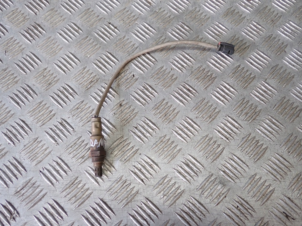 Sonda Lambda do Dodge Ram 1500 5.7 HEMI, czarna, autolambda, widok z przodu na przewody i czujnik emisji spalin