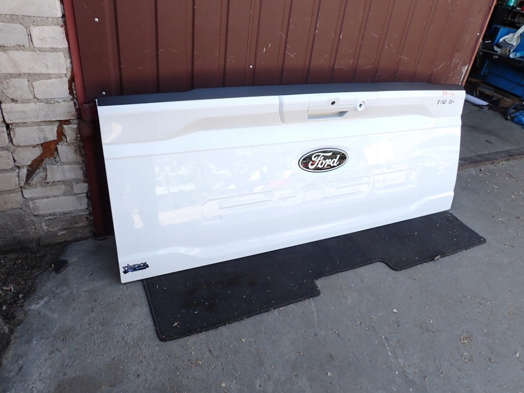 Klapa tylna burta z kamerą do Ford F150 XLT Crew Cab 2024, zestaw od Autolandparts, widoczna tylna część pojazdu
