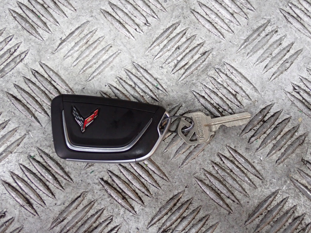 Kluczyk Pilot Chevrolet Corvette C8 6.2 2020- od Autolandparts, widok na przycisk i konstrukcję kluczyka samochodowego