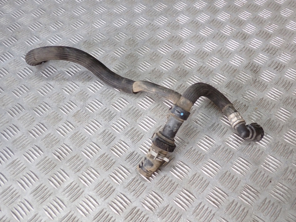 Przewód wodny do Ford F150 3.5 2021- od Autolandparts, widok na rurę i złącza w silniku samochodu.