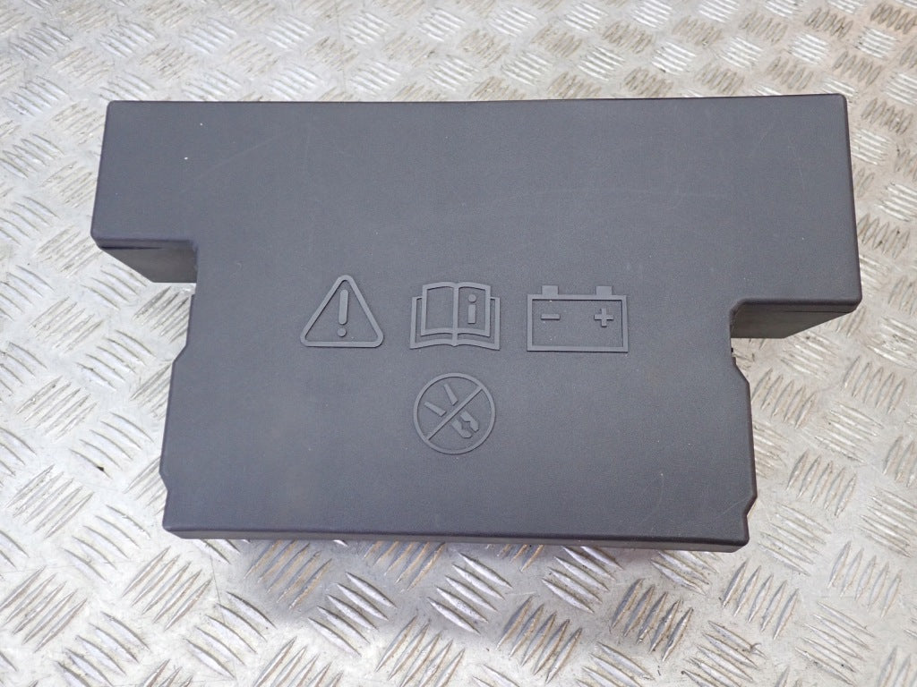 Obudowa osłona pokrywa górna inwertera napięcia Ford F150 2025, część marki Autolandparts, na tle samochodu.