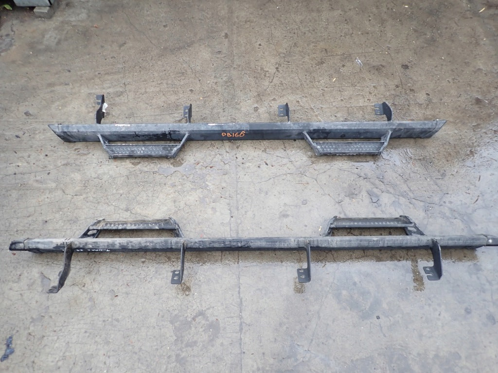 Stopnie progi do Toyota Tundra Crew Cab TRD Pro 2022- wykonane z metalu, montowane na boczne progi pojazdu.