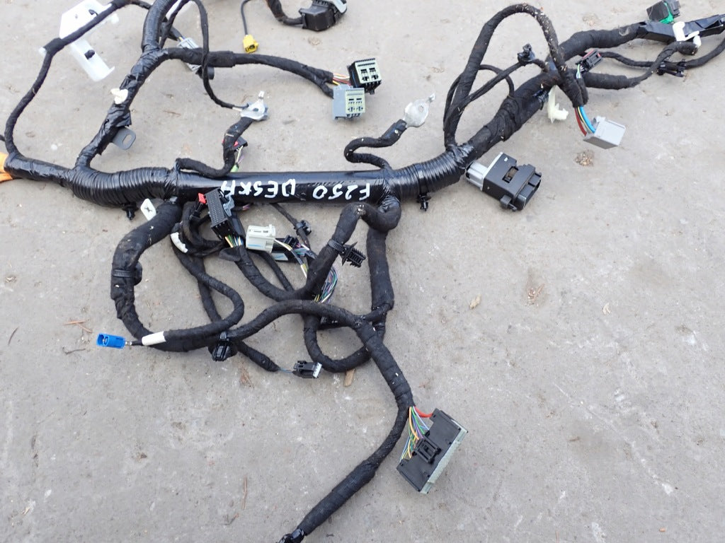 Wiązka instalacyjna do deski rozdzielczej Ford F250 F350 Super Duty 2021, marka Autolandparts, widok na przewody i złącza
