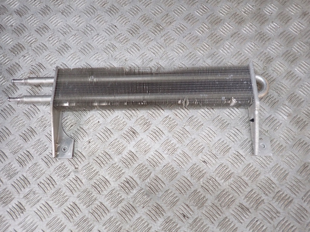 Chłodnica oleju wspomagania do Ford F350 F250 6.2 2020, autolandparts, widok na metalową chłodnicę z rurami i wężami