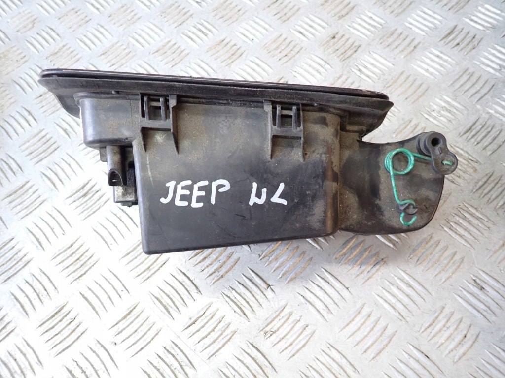 Klapka wlewu paliwa do Jeep Grand Cherokee WL 21+ marki Autolandparts, widok z zewnątrz na czarną klapkę.