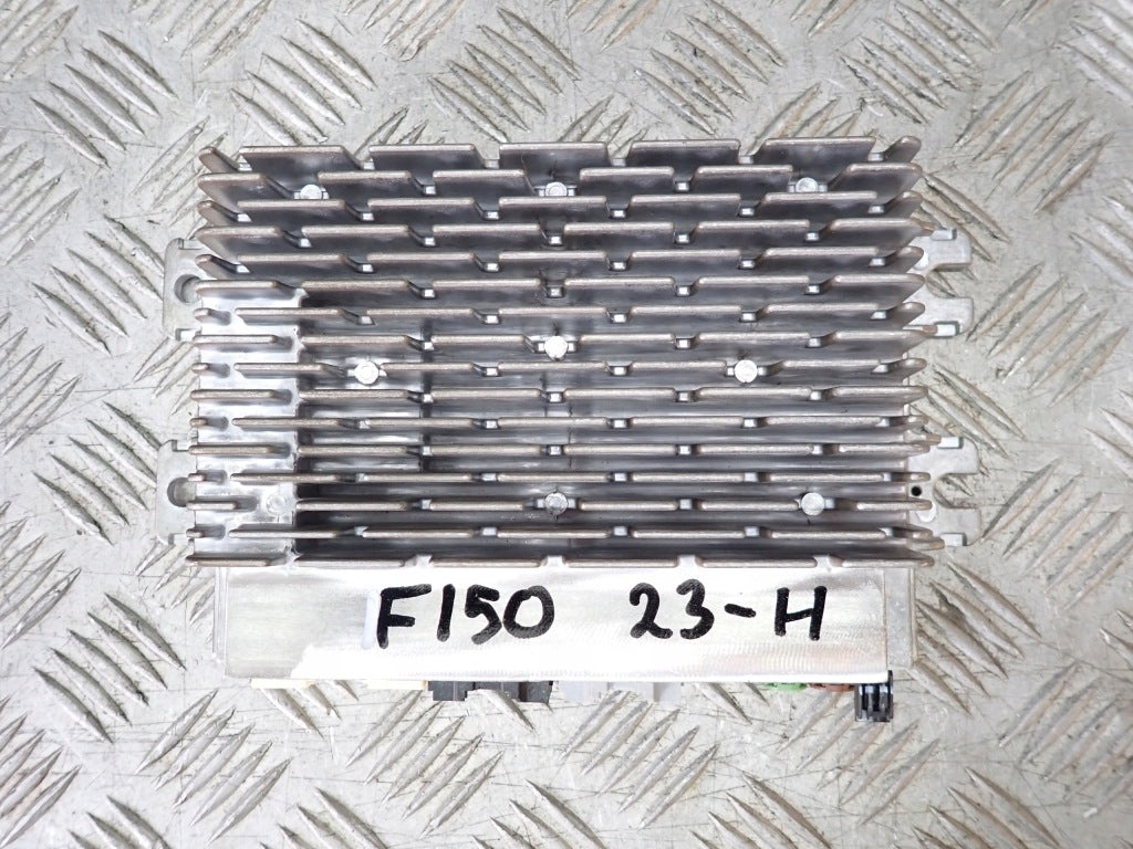 Moduł sterownika asystenta kamery do Ford F150 XLT 2025, czarny, z elementami elektronicznymi, montaż w pojeździe.
