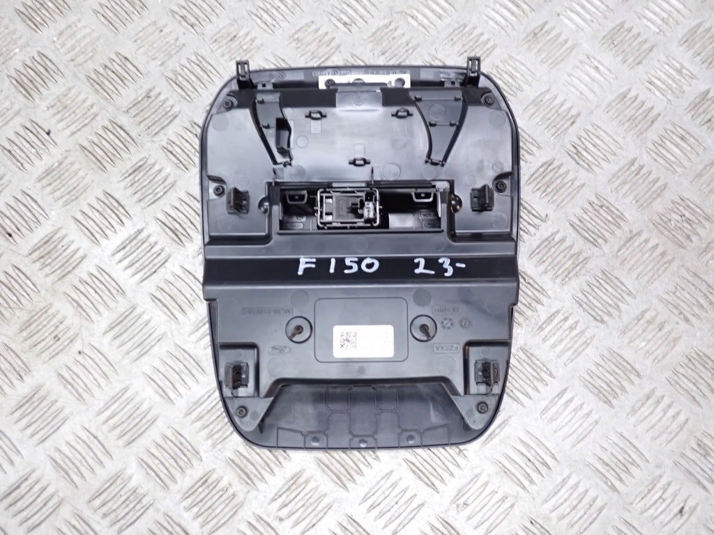 Panel podsufitki Ford F150 XLT 2021 od Autolandparts, wykończenie wnętrza samochodu, widok na panel dachowy.