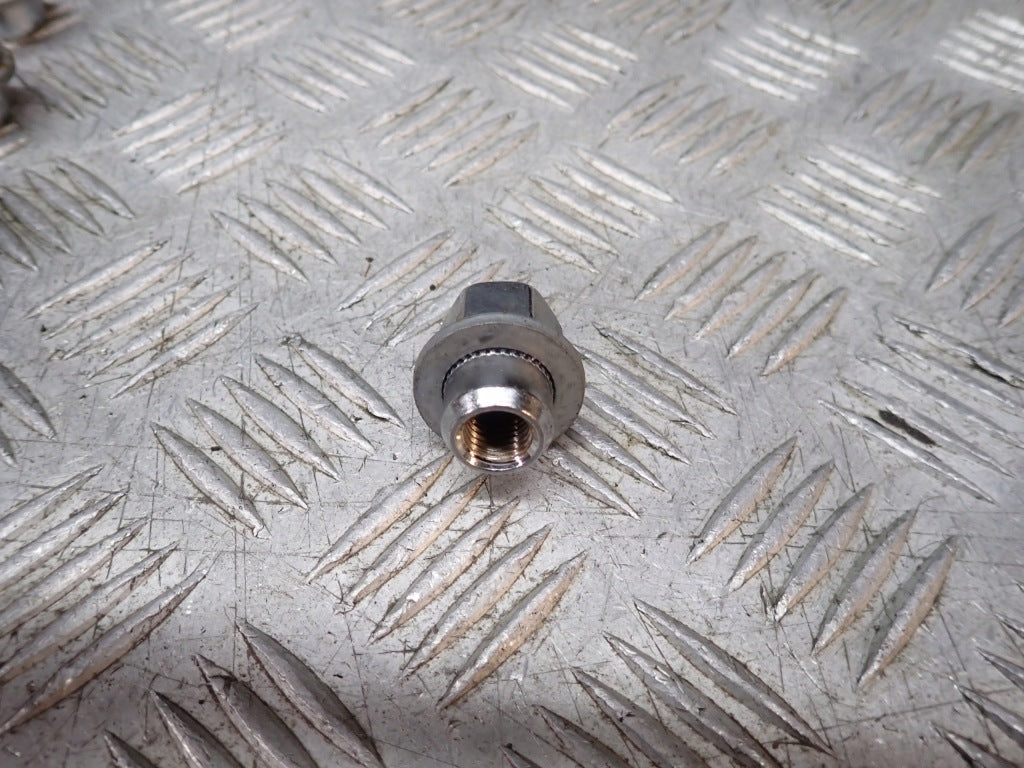Nakrętka śruby Kia Carnival LX KA4 2020- na zdjęciu, auto parts marki Autolandparts, widoczna w jasnym świetle