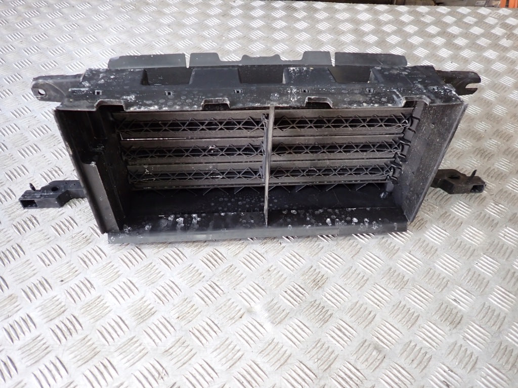 Dolna roleta żaluzja Intercooler silniczek Ford F150 XLT 2024, element marki Autolandparts, montaż w samochodzie.
