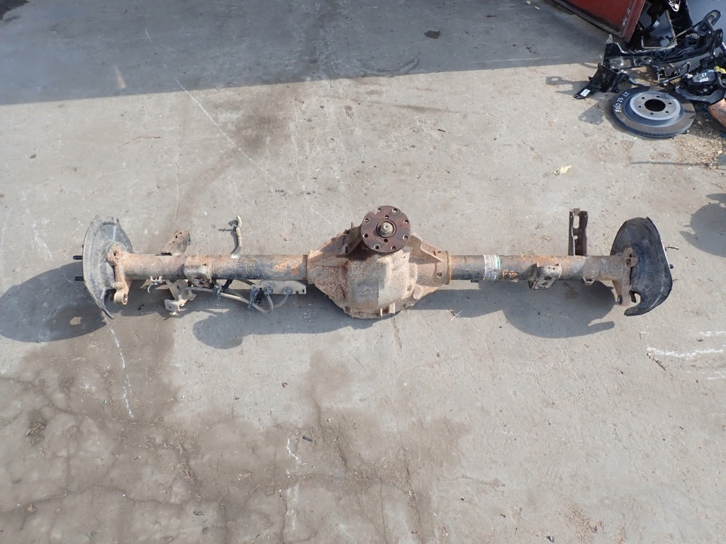 Zestaw tylnego mostu i piast do Ford F150 XLT 2021-, część Autolandparts, widok na odblokowane elementy hamulcowe.