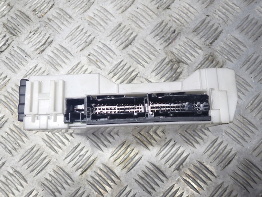 Moduł Sterownik BSI Bezpieczniki Skrzynka Rozdzielcza Toyota Sienna XL40 21