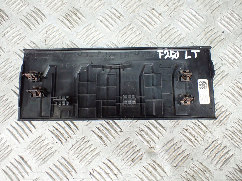 Osłona progu tylnego do Ford F350, F250, F150 Super Duty 2021, marka Autolandparts, widok na część tylnej osłony.