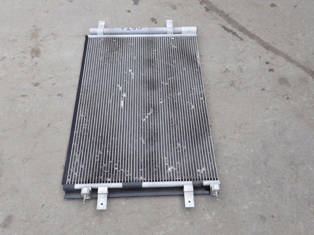 Chłodnica klimatyzacji Skraplacz Ford F350 F250 6.2 4x4 2017- Autolandparts, widok na element chłodzący w samochodzie.