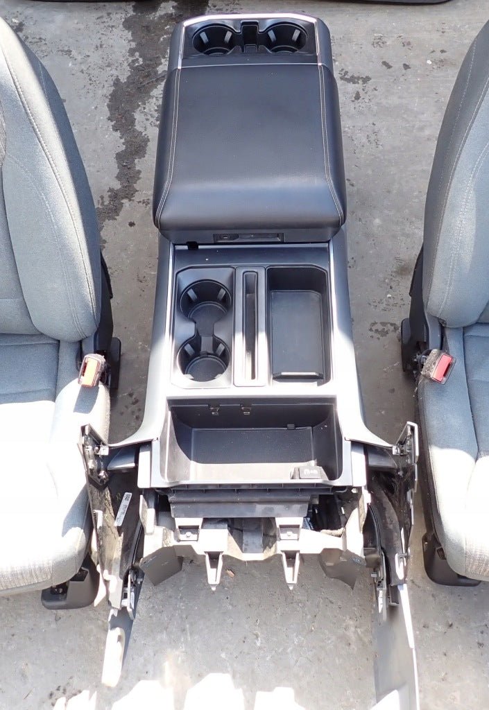 Podłokietnik tunel środkowy do Ford F150 2021- marki Autolandparts, widoczny w pełni na zdjęciu.