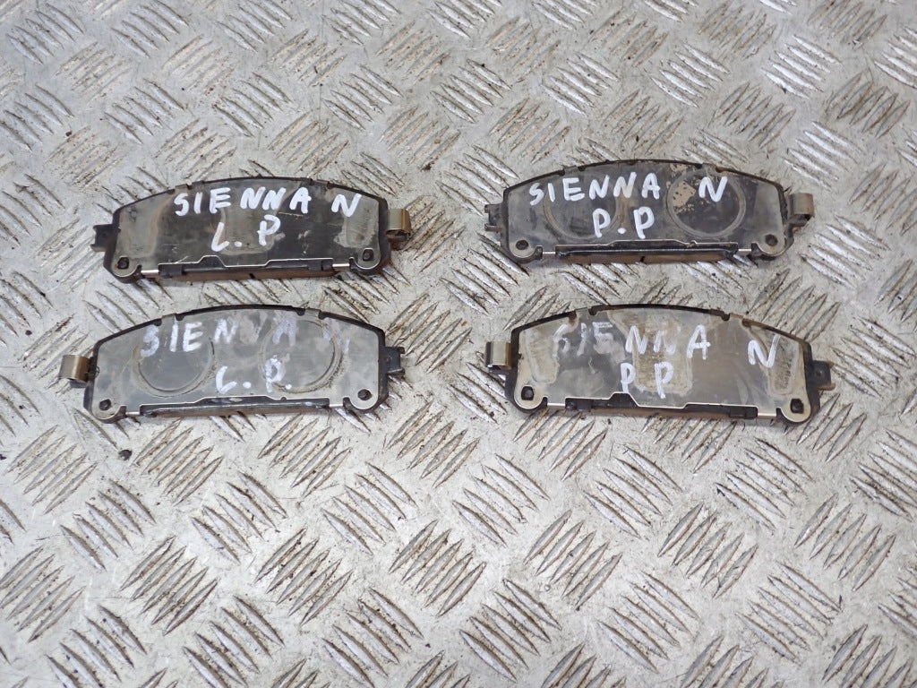 Klocki Hamulcowe Przednie Przód Komplet Toyota Sienna XL40 2021-