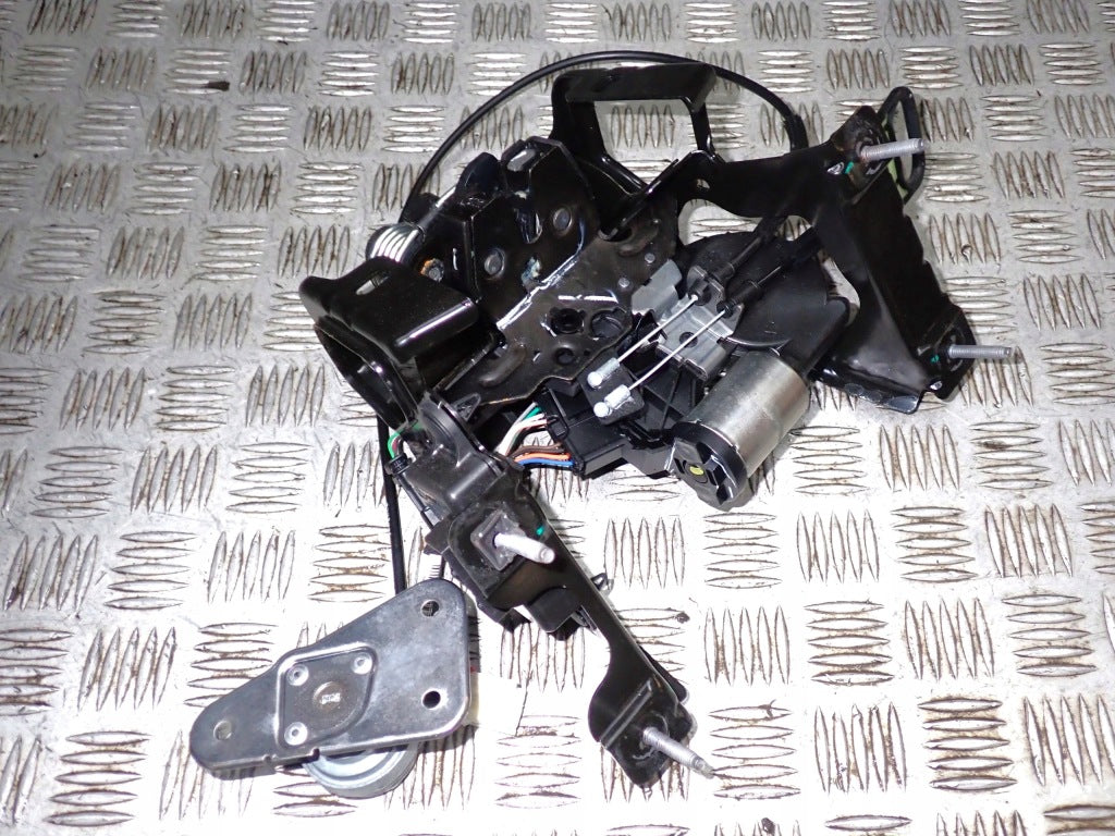 Zamek Siłownik Mechanizm Zamykania Tylnej Klapy Chevrolet Corvette C8 2020-