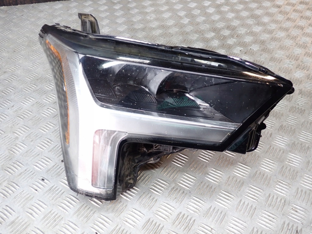 Reflektor prawa przednia do Toyoty Tundra i Sequoia 2022, lampa przednia marki Autolandparts na zdjęciu