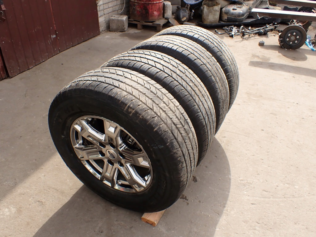 Alufelgi 18 cali i opony Ironman 275/65 R18 do Ford F150 2021, widok z boku na samochód na drodze