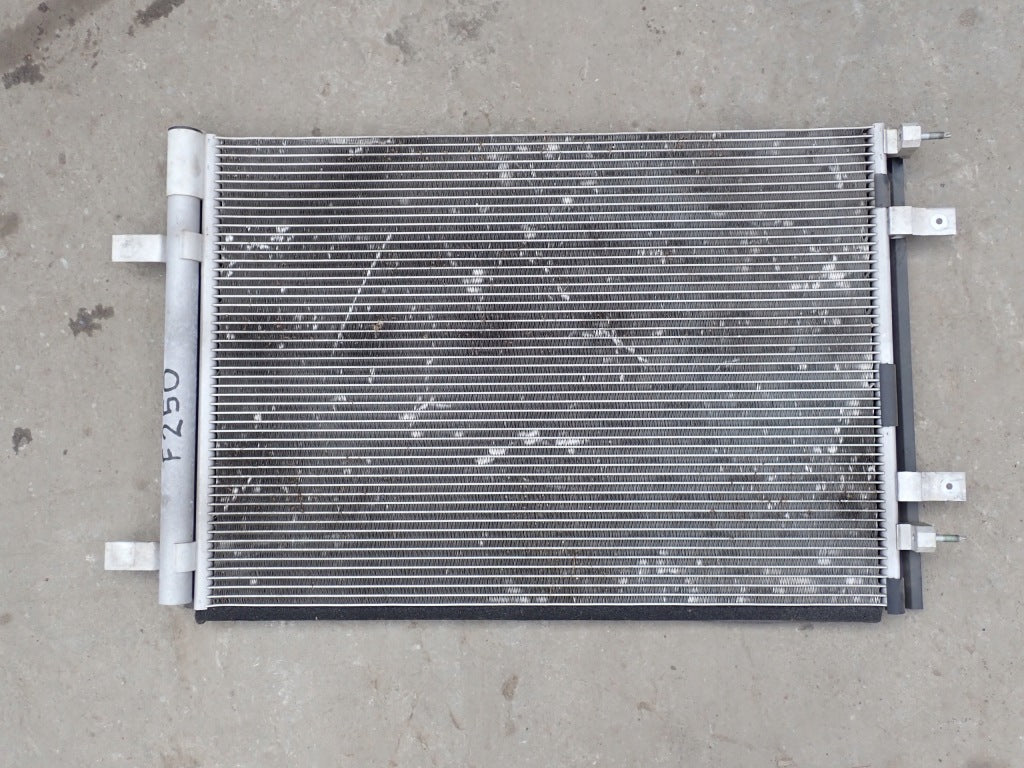 Chłodnica klimatyzacji Skraplacz do Ford F350 F250 6.2 4x4 2017- marki Autolandparts, widok na element chłodzenia.