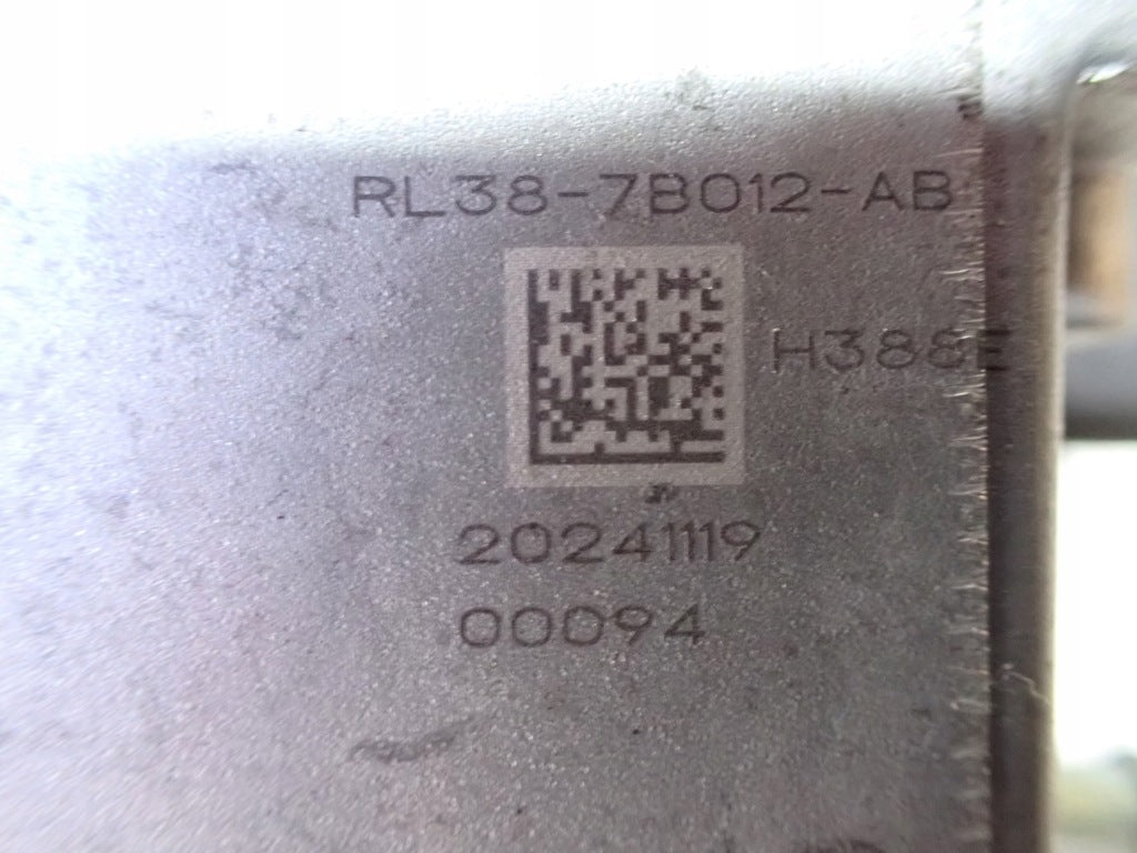 Przetwornica napięcia Ford F150 3.5 Hybrid, inwerter Autolandparts, widok na element elektryczny samochodu.